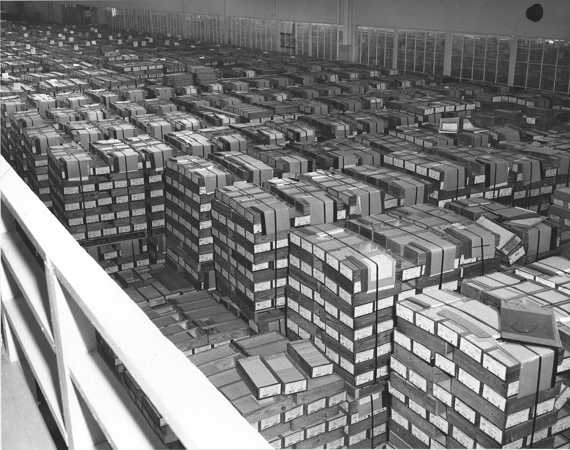 Caixas de cartões perfurados da IBM empilhadas num galpão, em 1959