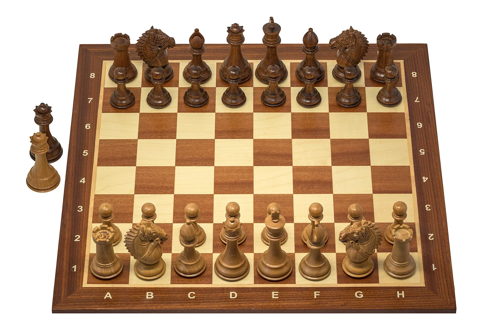Tabuleiro de xadrez de madeira com as peças na posição inicial